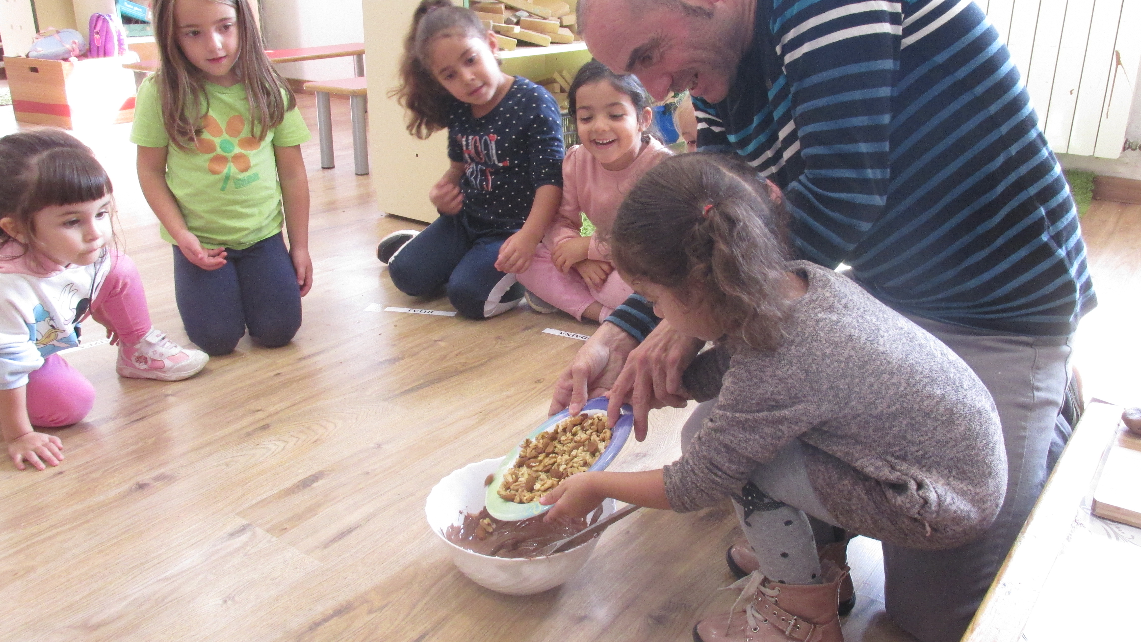 Buenos días familias,  La clase de educación infantil elaboró está receta tan rica la semana pasada.   Aprovechando el otoño, nos fuimos a dar un paseo en busca de nueces y almendras. Una vez recogidas y peladas, creamos estos ricos pastelitos otoñales. La verdad es que estaban deliciosos.