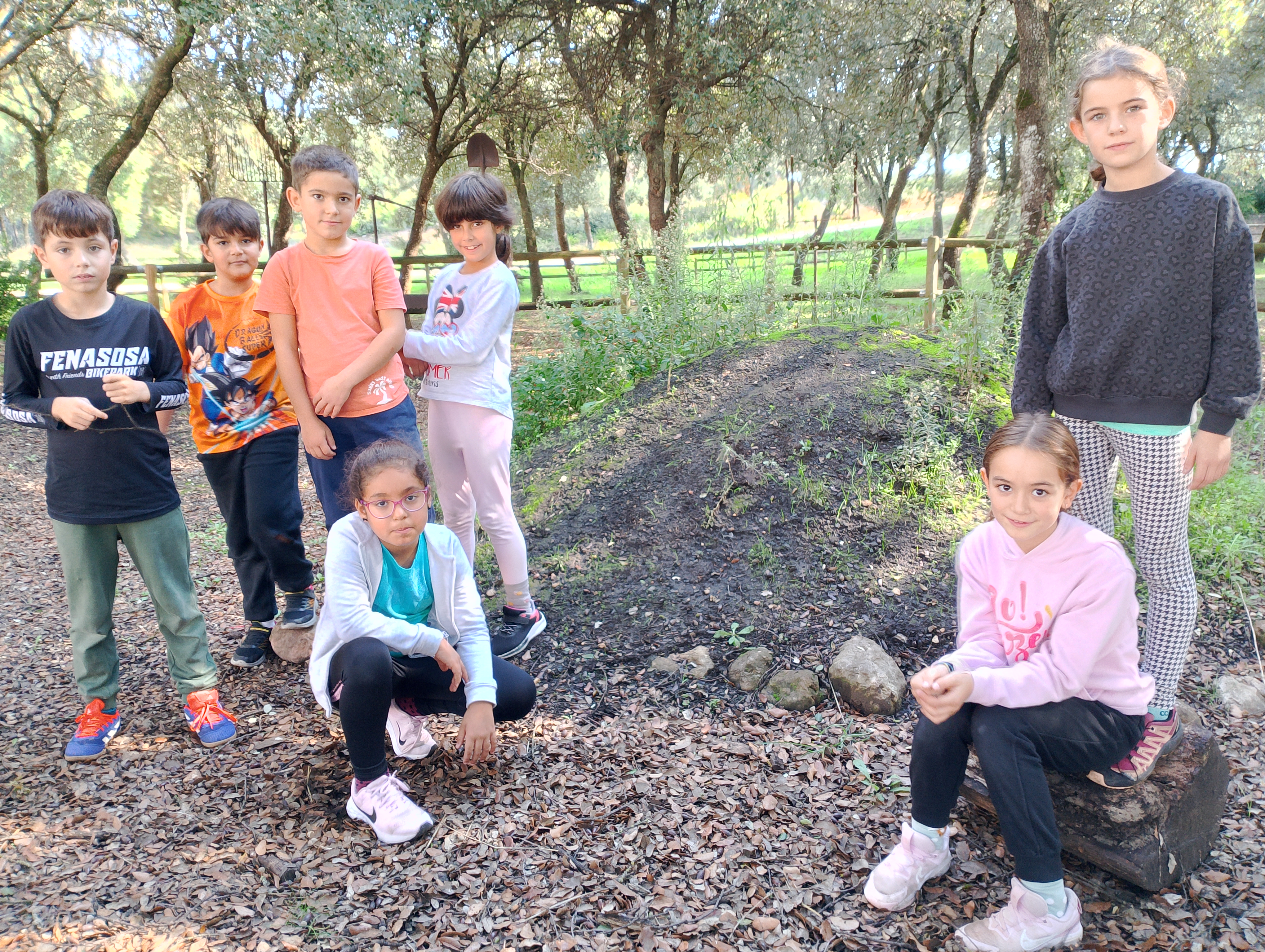 Buenos días familias,  Hoy hemos ido a visitar la Carbonera de Ancín. ¿Sabéis como funcionan las carboneras? Nosotros hemos tenido la suerte de poder aprender un montón de información gracias a nuestro vecino Luisjo.  ¡¡Muchas gracias Luisjo!! 