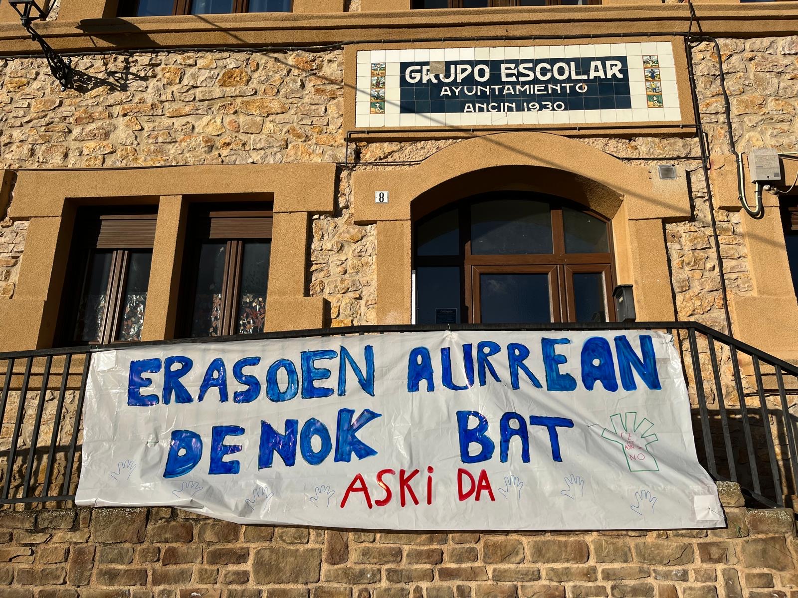 ERASOEN AURREAN, DENOK BAT! ASKI DA!