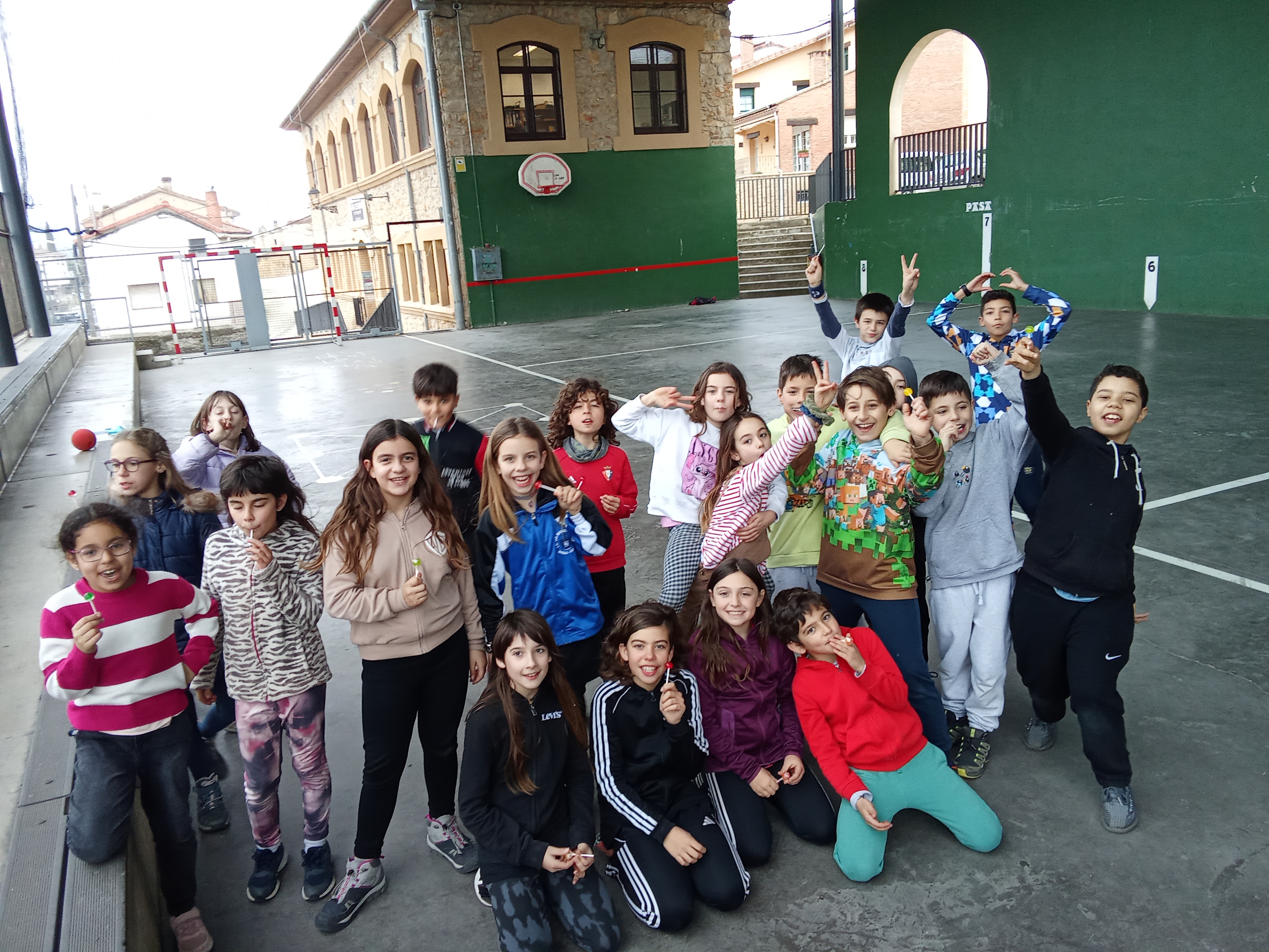 Buenos días,  La semana pasada pudimos disfrutar de otra edición de la English Week at School. Esta vez, estuvimos divididos en dos grupos y como colofón final, pudimos realizar un reto de baile. Ha sido un experiencia super divertida.