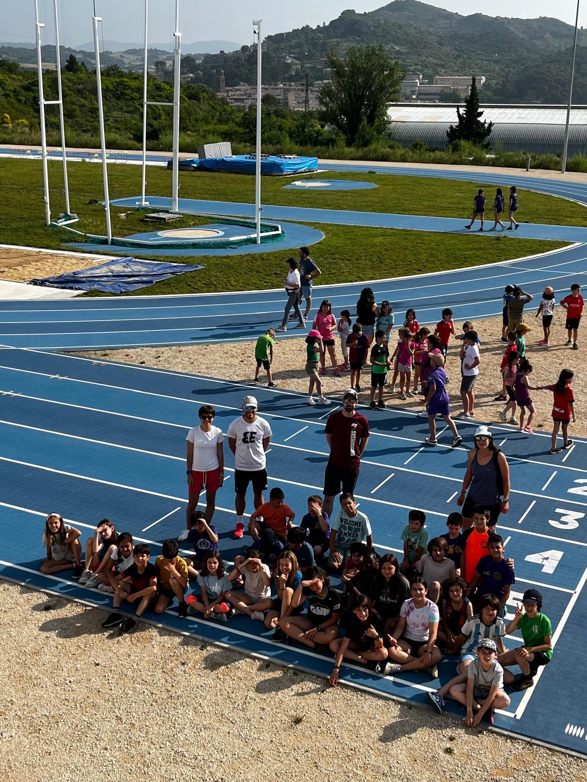 La semana pasada, tuvimos la oportunidad de visitar las nuevas pistas de atletismo de Estella. Allí, nos juntamos con el alumnado de otros centros y pudimos disfrutar de una mañana llena de atletismo.  Muchas gracias a los integrantes del Club Iranzu por enseñarnos diferentes modalidades, estuvimos muy a gusto. 