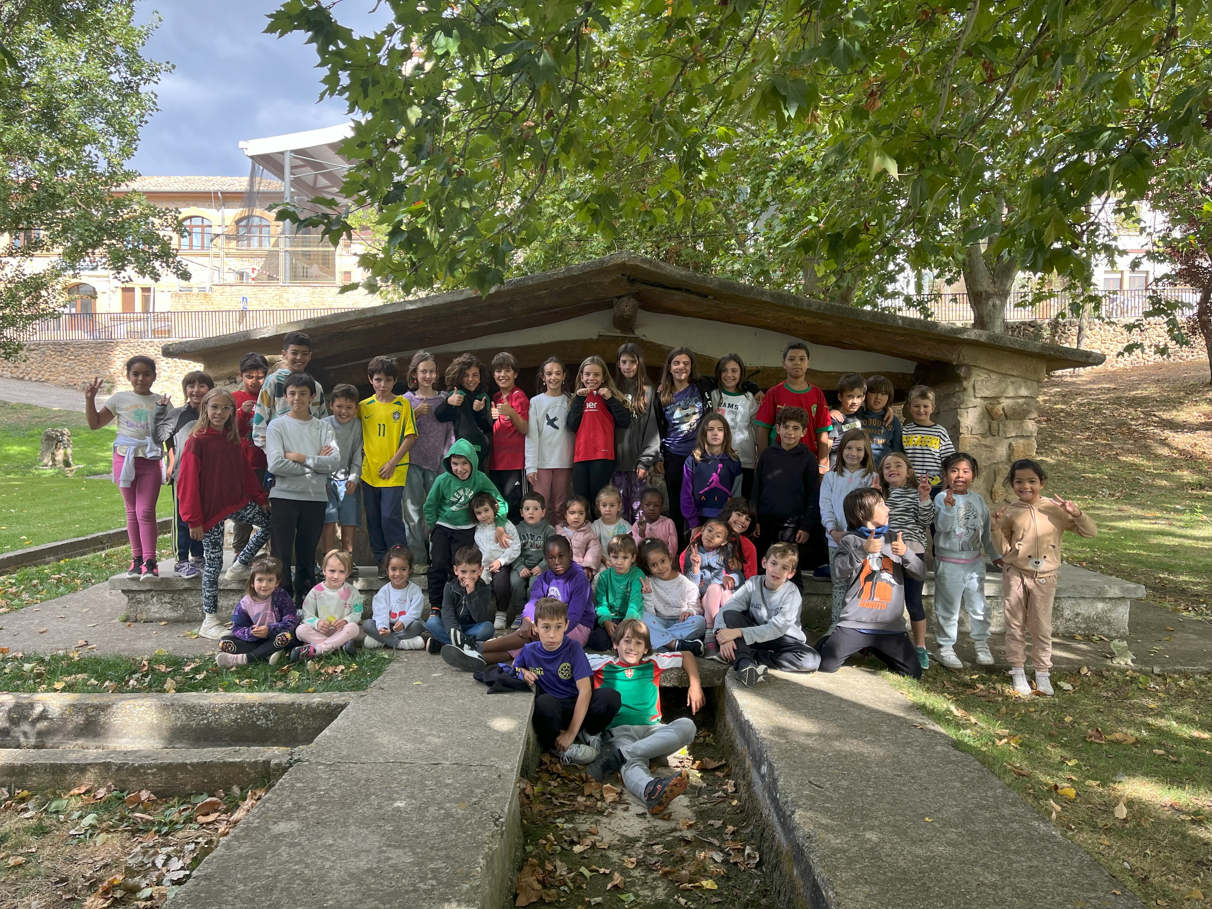 Buenos días familias,  Ya estamos de nuevo en marcha en este nuevo año escolar y hemos empezado con muchas ganas e ilusión. Aquí os dejamos algunas fotos que resumen lo que ha sido esta vuelta al cole.