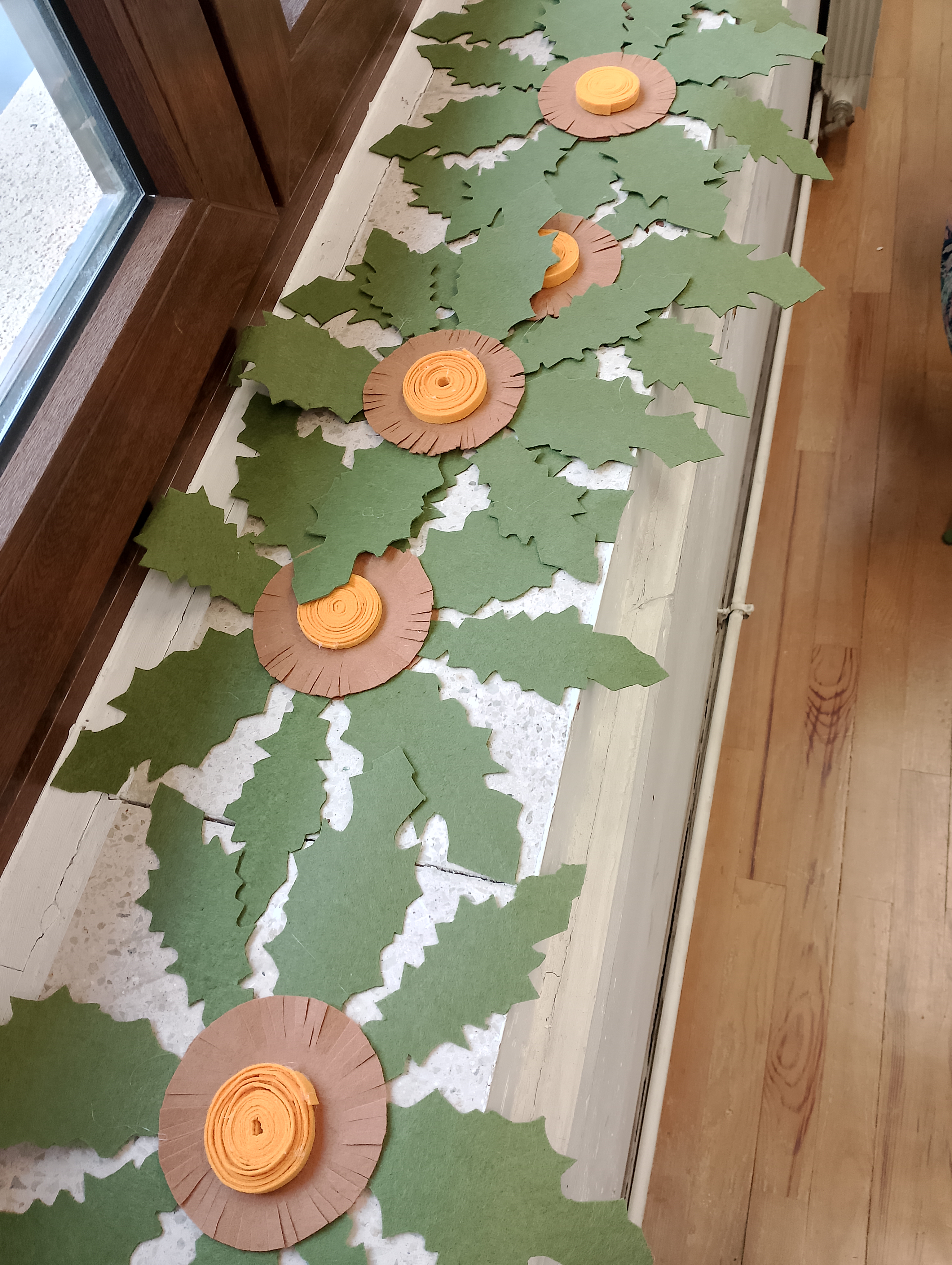 El alumnado de 3º y 4º de primaria hemos creado una obra de arte. El eguzkilore significa 