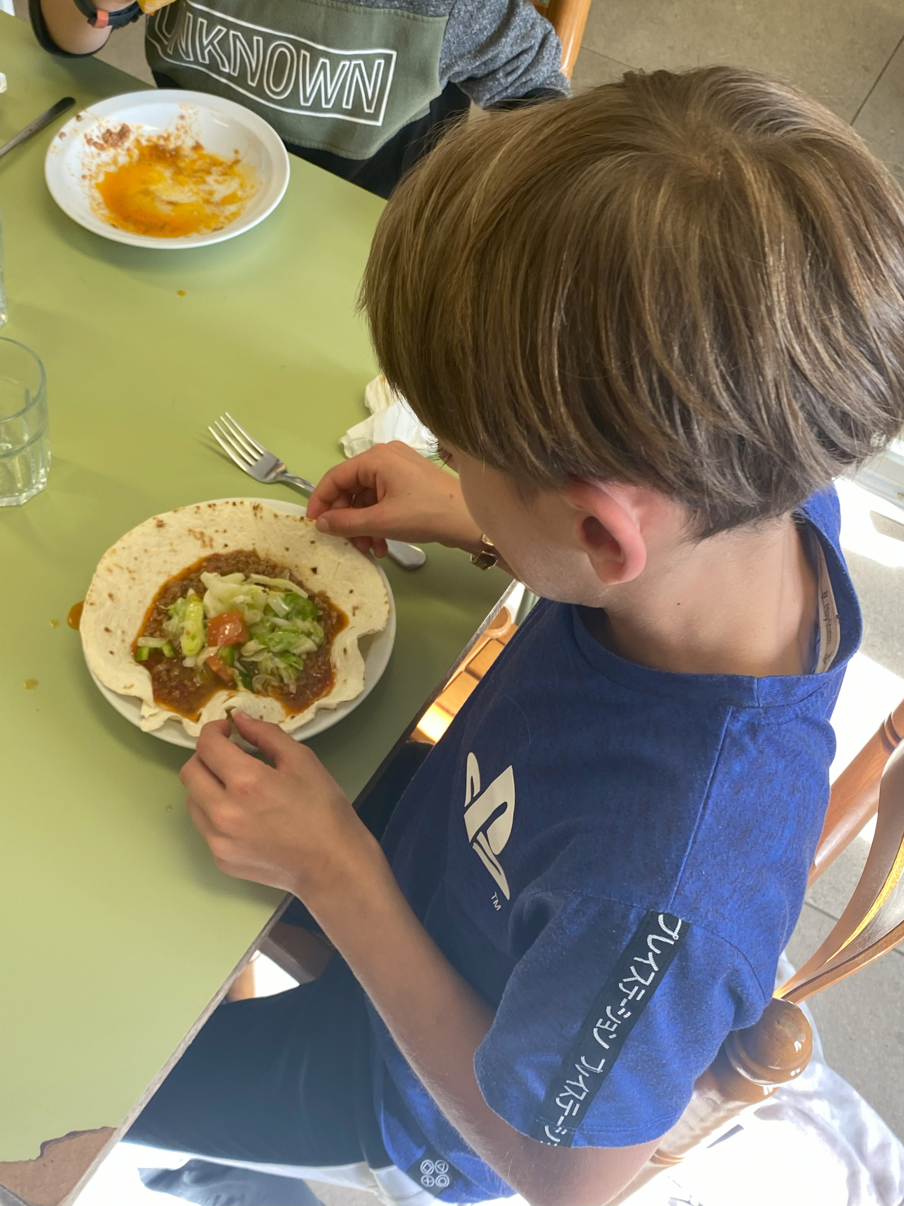 Buenos días  Ayer pudimos saborear una deliciosa comida. Nos deleitaron con una comida típica mexicana. Todo estaba delicioso.