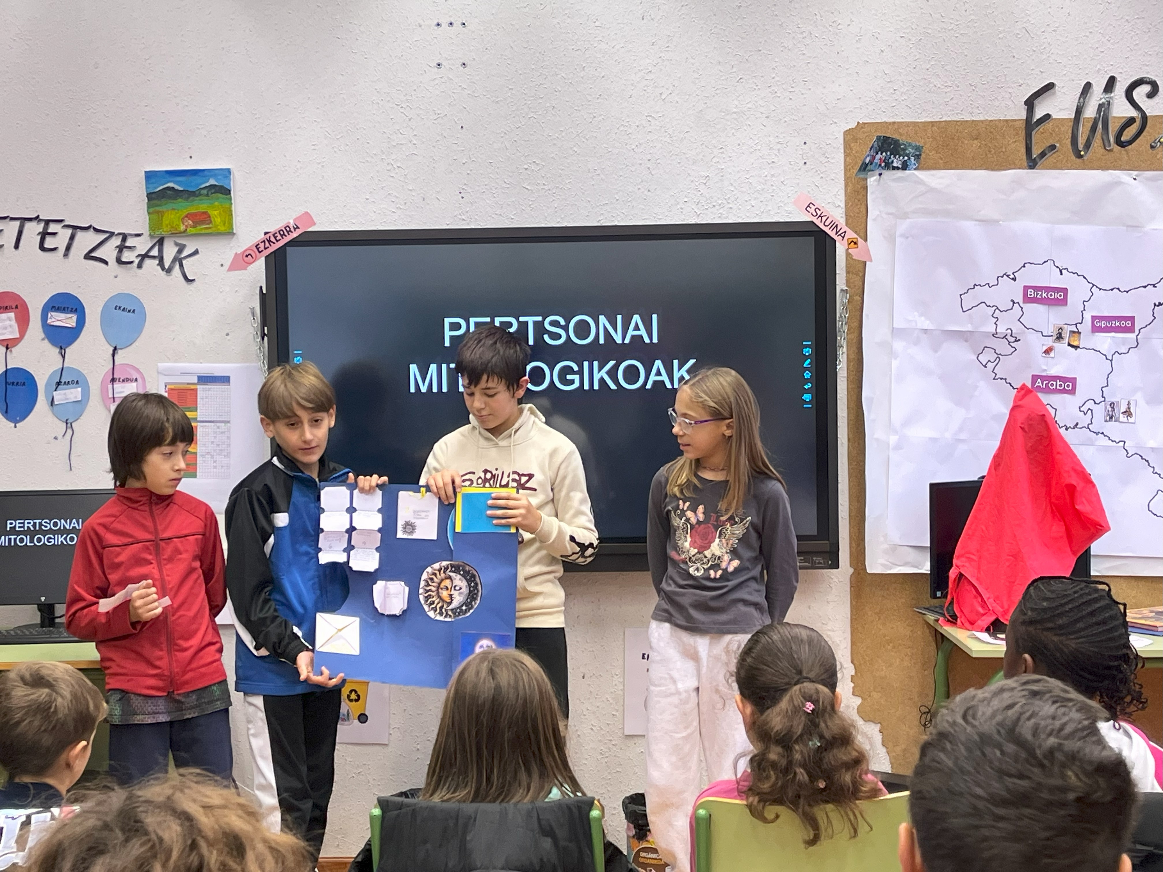 Durante las últimas semanas, nuestros alumnos y alumnas han investigado sobre distintos personajes mitológicos. Ahora están compartiendo sus descubrimientos presentándolos en las clases de 3-4 y 1-2 de Educación Primaria. Esta actividad no solo fomenta el aprendizaje activo, sino que también ayuda a desarrollar habilidades de comunicación oral, colaboración y trabajo en equipo. Los estudiantes presentan sus trabajos de manera creativa y participativa, sumergiéndose en el fascinante mundo de la mitología.