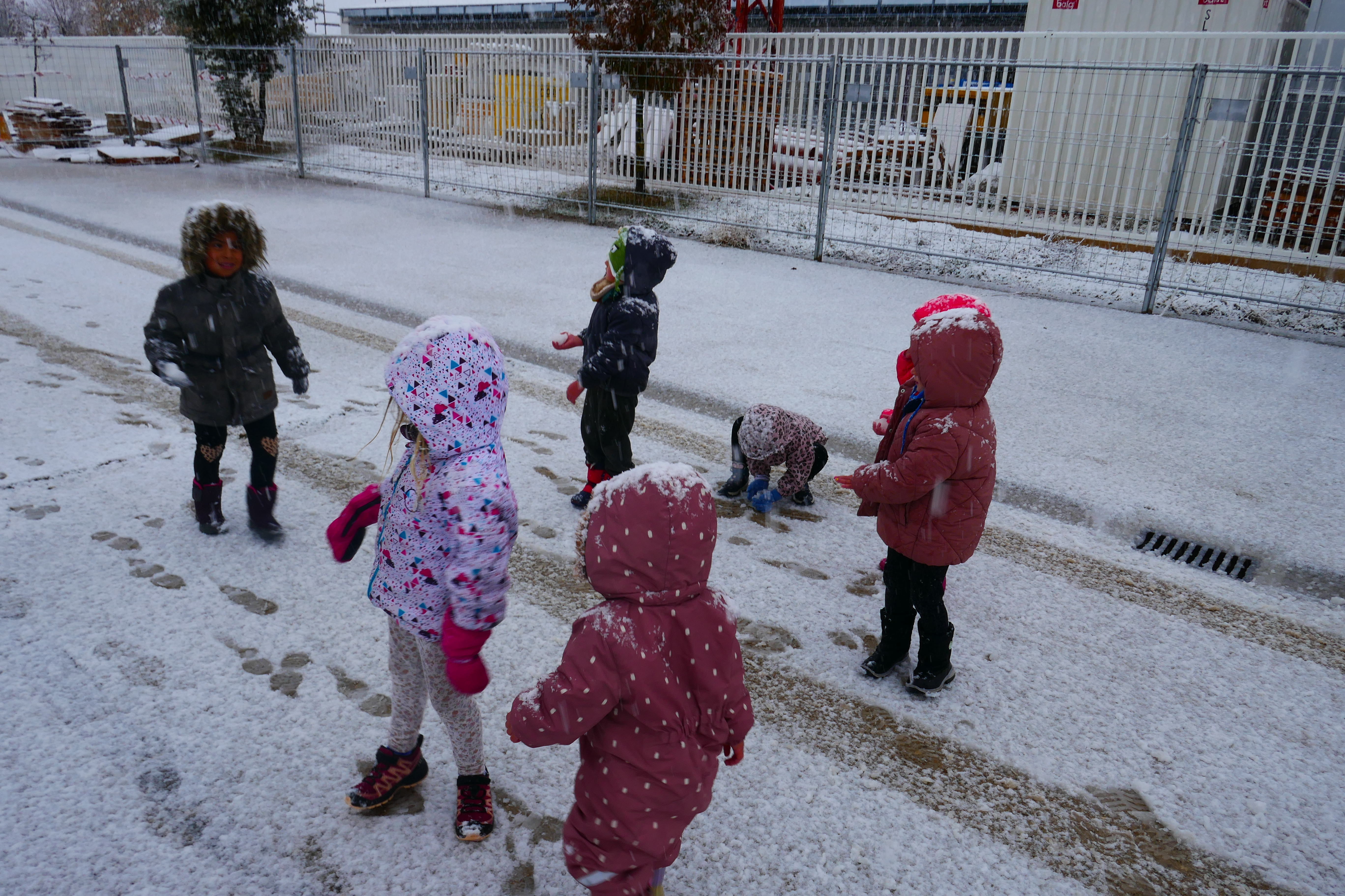 Kaixo familiak! Azaroko hirugarren astean elurretan ibili ginen Antzingo kaleetan zehar.  Klasetik atera eta esnea erostera joan ginen txokolate beroa prestatzeko!  Primeran pasa genuen!!